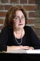 Polnische Literaturnobelpreisträgerin Olga Tokarczuk spricht mit Moderatorin Olga Mannheimer über „Übungen im Fremdsein“ in den Balloni-Hallen Köln (© Thomas Brill)