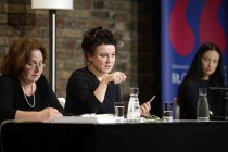 Polnische Literaturnobelpreisträgerin Olga Tokarczuk spricht mit Moderatorin Olga Mannheimer über „Übungen im Fremdsein“ in den Balloni-Hallen Köln (© Thomas Brill)