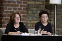 Polnische Literaturnobelpreisträgerin Olga Tokarczuk spricht mit Moderatorin Olga Mannheimer über „Übungen im Fremdsein“ in den Balloni-Hallen Köln (© Thomas Brill)