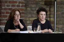 Polnische Literaturnobelpreisträgerin Olga Tokarczuk spricht mit Moderatorin Olga Mannheimer über „Übungen im Fremdsein“ in den Balloni-Hallen Köln (© Thomas Brill)