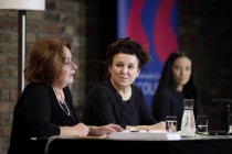 Polnische Literaturnobelpreisträgerin Olga Tokarczuk spricht mit Moderatorin Olga Mannheimer über „Übungen im Fremdsein“ in den Balloni-Hallen Köln (© Thomas Brill)