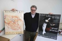 Deutsche Kulturmanager und Agent Felix Mauser im Interview bezüglich der Teilhabe an Kunst und Kultur für Menschen mit wenig Geld in den Räumen der Kölner Kulturliste (&copy; Thomas Brill)