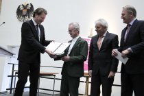 Deutsche Galerist Hans Mayer erhält den mit 10 000 Euro dotierten Art-Cologne-Preis 2015 im Historischen Rathaus der Stadt Köln (© Thomas Brill)