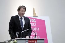 Deutsche Galerist Hans Mayer erhält den mit 10 000 Euro dotierten Art-Cologne-Preis 2015 im Historischen Rathaus der Stadt Köln (© Thomas Brill)