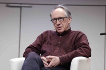 Britische Schriftsteller Ian McEwan gibt drei Monate vor seinem 75. Geburtstag Auskunft über sein Leben und Werk in der Kölner Flora (© Thomas Brill)