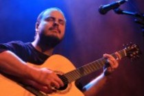Amerikanischer Fingerstyle-Gitarrist Andy McKee gastiert auf seiner "Joyland"-Tour im Gloria Theater Köln (&copy; Thomas Brill)