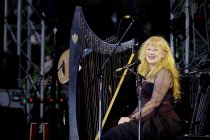Kanadische Musikerin Loreena McKennitt gastiert auf ihrer "The Mask and Mirror - 30 Anniversary"-Tour Open Air am Tanzbrunnen Köln (© Thomas Brill)