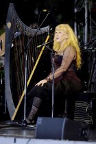 Kanadische Musikerin Loreena McKennitt gastiert auf ihrer "The Mask and Mirror - 30 Anniversary"-Tour Open Air am Tanzbrunnen Köln (© Thomas Brill)