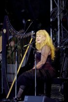 Kanadische Musikerin Loreena McKennitt gastiert auf ihrer "The Mask and Mirror - 30 Anniversary"-Tour Open Air am Tanzbrunnen Köln (© Thomas Brill)