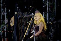 Kanadische Musikerin Loreena McKennitt gastiert auf ihrer "The Mask and Mirror - 30 Anniversary"-Tour Open Air am Tanzbrunnen Köln (© Thomas Brill)