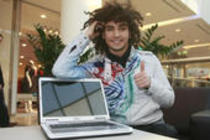 Türkischer Sänger und Popstars-Staffel-Teilnehmer Mehdi Mevlüt Kilic beim Computerspiel in den Köln Arcaden (© Thomas Brill)