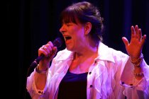 Deutsche Popband Ulla Meinecke Band gastiert auf ihrer "Wir waren mit Dir bei Rigoletto, Boss"-Tour im Senftöpfchen Theater Köln (&copy; Thomas Brill)