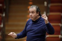 Spanische Dirigent Juanjo Mena leitet die BBC Philharmonic in der Philharmonie Köln (© Thomas Brill)
