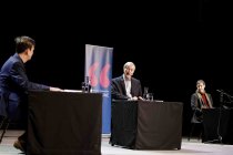 Der englische Schriftsteller Julian Barnes, Moderator Alf Mentzer und der deutsche Dramaturg Frank Arnold sprechen über das Leben und Sterben der "Elizabeth Finch" im Rahmen der lit.Cologne 2023 in den Satory Säle Köln (© Thomas Brill)