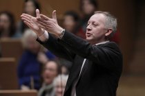 Deutsche Kirchenmusiker Eberhard Metternich leitet das Vokalensemble Kölner Dom, die Domkantorei Köln und die Männerstimmen des Kölner Domchores bei den Proben zum Silvesterkonzert in der Philharmonie Köln (&copy; Thomas Brill)
