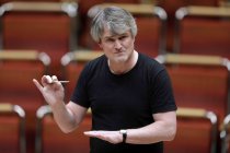 Deutsche Dirigent Ingo Metzmacher leitet die Wiener Philharmoniker in der Philharmonie Köln (© Thomas Brill)