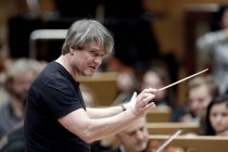 Deutsche Dirigent Ingo Metzmacher leitet die Wiener Philharmoniker in der Philharmonie Köln (© Thomas Brill)
