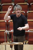 Deutsche Dirigent Ingo Metzmacher leitet die Wiener Philharmoniker in der Philharmonie Köln (© Thomas Brill)