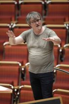 Deutsche Dirigent Ingo Metzmacher leitet das Bundesjugendorchester in der Kölner Philharmonie (© Thomas Brill)