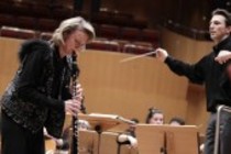 Deutsche Klarinettistin Sabine Meyer begleitet das ORF Radio-Symphonieorchester Wien unter der Leitung des deutschen Dirigenten Cornelius Meister in der Philharmonie Köln (© Thomas Brill)