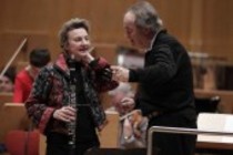 Deutsche Klarinettistin Sabine Meyer begleitet das Gürzenich-Orchester Köln unter der Leitung des schweizer Dirigenten Michel Tabachnik in der Philharmonie Köln (© Thomas Brill)