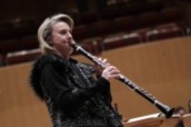 Deutsche Klarinettistin Sabine Meyer begleitet das ORF Radio-Symphonieorchester Wien unter der Leitung des deutschen Dirigenten Cornelius Meister in der Philharmonie Köln (© Thomas Brill)