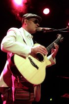 Amerikanischer Singer-Songwriter Raul Midón gastiert auf seiner "Don't Hesitate"-Tour im Stadtgarten Köln (© Thomas Brill)