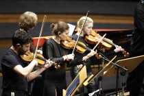 Afrodeutscher Rapper Samy Deluxe gastiert in Begleitung von Alexandra Prince, Melissa Audrey und dem Mikis Takeover! Ensemble auf seiner "Hochkultur"-Tour in der Kölner Philharmonie (&copy; Thomas Brill)