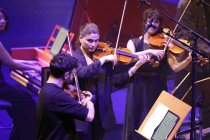Afrodeutscher Rapper Samy Deluxe gastiert in Begleitung von Alexandra Prince, Melissa Audrey und dem Mikis Takeover! Ensemble auf seiner "Hochkultur"-Tour in der Kölner Philharmonie (© Thomas Brill)