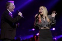 Britscher Rock-Musiker John Miles im Duett mit der amerikanischen Sängerin Anastacia bei der Night of the Proms 2012 in der Lanxess-Arena Köln (© Thomas Brill)