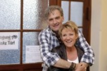 Schauspieler Mariele Millowitsch und Walter Sittler bei den Dreharbeiten zum ZDF-Komödie "Der große Schwindel" am Motiv "Finanzamt" Köln (© Thomas Brill)