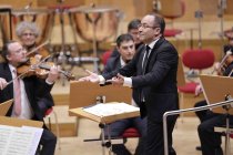 Italienische Dirigent Riccardo Minasi leitet das Gürzenich-Orchester Köln in Begleitung der südafrikanischen Sopranistin Golda Schultz in der Kölner Philharmonie (© Thomas Brill)
