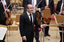 Italienische Dirigent Riccardo Minasi leitet das Gürzenich-Orchester Köln in Begleitung der südafrikanischen Sopranistin Golda Schultz in der Kölner Philharmonie (© Thomas Brill)