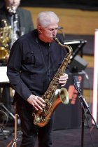 Amerikanischer Jazz-Saxophonisten Bob Mintzer leitet die WDR Big Band Köln in der Kölner Philharmonie (© Thomas Brill)