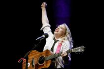 Deutsche Singer-Songwriterin Elisa Hantsch alias Miss Allie gastiert bei der Eröffnungsshow "KÖLN LACHT!" im Rahmen des 34. Köln Comedy Festival im Gloria Theater Köln (© Thomas Brill)
