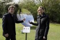 Der Mobile Art Guide der Firma "VISITATE" führt die Besucher des Skulpturenpark Köln durch die Ausstellung KölnSkulptur 5  (© Thomas Brill)