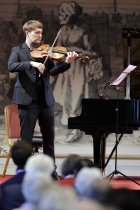 Deutsche Bratschist Nils Mönkemeyer gastiert beim Jubiläumsbenefizkonzert des LiveMusicNow Köln e.V. in der Wolkenburg Köln (&copy; Thomas Brill)