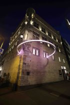 Deutsches Künstlerduo Ursula Molitor & Vladimir Kuzmin gastiert mit ihrem Lichtkunstprojekt "balance" vom 16. Oktober bis 19. November 2023 an der Fassade der artothek Köln (© Thomas Brill)