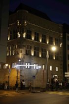 Deutsches Künstlerduo Ursula Molitor & Vladimir Kuzmin gastiert mit ihrem Lichtkunstprojekt "balance" vom 16. Oktober bis 19. November 2023 an der Fassade der artothek Köln (© Thomas Brill)