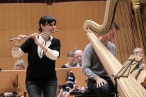 Französische Flötistin Magali Mosnier gastiert gastiert in Begleitung der Academy of St Martin in the Fields und des französischer Harfenisten Xavier de Maistre in der Philharmonie Köln (© Thomas Brill)