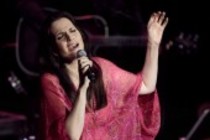 Griechische Schlager-Sängerin Nana Mouskouri gastiert mit ihrer Tochter Lénou auf ihrer "50 Jahre Weisse Rosen"-Jubiläumstournee in der Philharmonie Köln (© Thomas Brill)