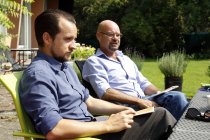 Dietmar Kobboldt und Tim Mrosek stellen das Programm der Spielzeit 2014/15 im Garten der studiobühneköln vor (&copy; Thomas Brill)