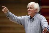 Deutscher Dirigent Helmut Müller-Brühl bei den Proben zu seinem Abschlusskonzert mit dem Kölner Kammerorchester in der Philharmonie Köln  (© Thomas Brill)