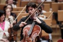 Deutscher Cellist Daniel Müller-Schott begleitet die Ungarische Nationalphilharmonie unter der Leitung des ungarischen Dirigenten Zoltán Kocsis in der Philharmonie Köln (© Thomas Brill)