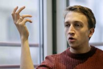 Deutsche Pianist Fabian Müller im Interview bezüglich seines Auftritts mit Pierre-Laurent Aimard am zweiten Weihnachtstag in der Kölner Philharmonie (© Thomas Brill)
