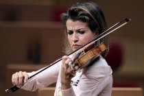 Deutsche Geigerin Anne-Sophie Mutter gastiert in Begleitung der Dresdner Philharmonie unter der Leitung des spanischen Dirigenten Rafael Frühbeck de Burgos in der Philharmonie Köln (© Thomas Brill)