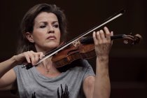 Deutsche Geigerin Anne-Sophie Mutter gastiert in Begleitung des London Philharmonic Orchestra unter der Leitung des kanadischen Dirigenten Yannick Nézet-Séguin in der Philharmonie Köln (© Thomas Brill)
