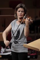 Deutsche Geigerin Anne-Sophie Mutter gastiert in Begleitung des London Philharmonic Orchestra unter der Leitung des kanadischen Dirigenten Yannick Nézet-Séguin in der Philharmonie Köln (© Thomas Brill)