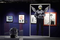 Die Ausstellung „The Mystery of Banksy – A Genius Mind“ gastiert vom 03. November 2023 bis 17. März 2024 im Ex-Autohaus, Oskar-Jäger-Straße 99 in Köln (© Thomas Brill)