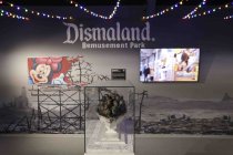 Die Ausstellung „The Mystery of Banksy – A Genius Mind“ gastiert vom 03. November 2023 bis 17. März 2024 im Ex-Autohaus, Oskar-Jäger-Straße 99 in Köln (© Thomas Brill)